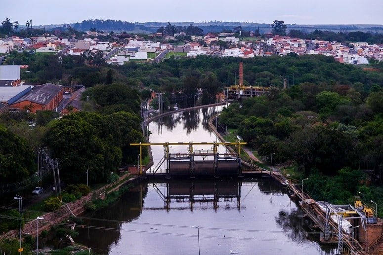 Apesar da melhora da despoluição do ano passado para cá, a população ainda teme e não se arrisca a nadar no rio. Ainda é possível ver uma espuma que cobre a superfície e indica poluição