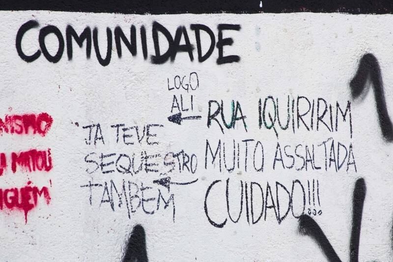 Uma viela
localizada entre as ruas Iquiririm e Professor Vicente Peixoto, no bairro do
Jardim Rizzo, subdistrito do Butantã, zona oeste, ganhou uma nova "decoração". Ponto conhecido de quem circula
por lá, o local é alvo constante de assaltos. Em uma das pichações há até referência sobre caso de sequestro na região