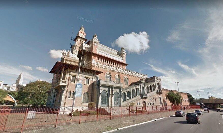 O Catavento Cultural
é um museu interativo que promove o conhecimento sobre a
ciência. Com ambientes de aprendizagem
interativos, é uma ótima opção de passeio para despertar a curiosidade e a vontade de
aprender em crianças e adolescentes.


Localizado no Palácio das Indústrias, fica próximo à estação Pedro II da linha 3-Vermelha do Metrô. O espaço fica aberto de terça-feira a domingo, das 9h às 17h. Ingressos variam de R$ 7,50 a R$ 18
