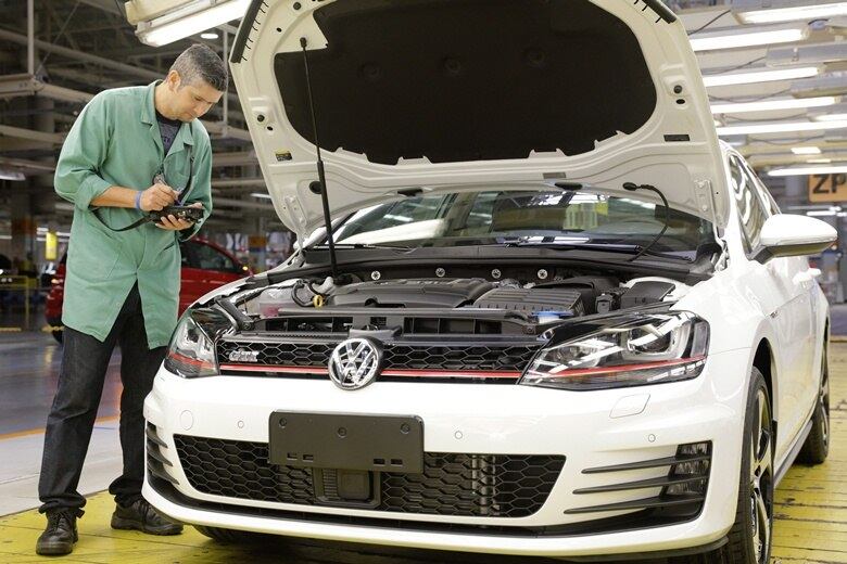 O Novo Golf nacional chega às lojas de todo o País no início de fevereiro nas seguintes opções:
Golf Comfortline 1.6 MSI flex M/T — R$ 74.590
Golf Comfortline 1.6 MSI flex A/T — R$ 79.990
Golf Highline 1.4 TSI flex M/T — R$ 91.290Golf Highline 1.4 TSI Flex A/T — R$ 96.690
Golf GTI 2.0 TSI DSG gasolina — R$ 117.690