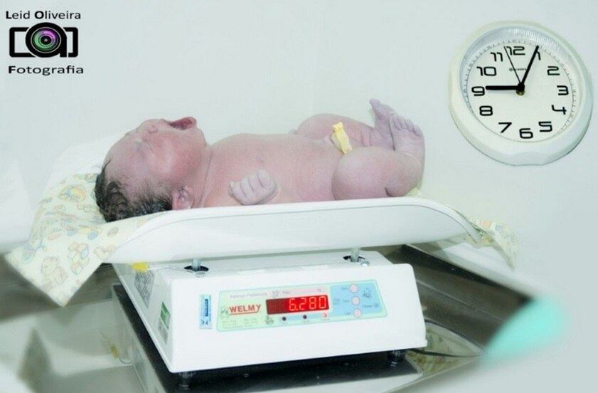 Nesta semana, a nutricionista Eliana Lourenço de Oliveira, de 40 anos, deu à luz pequena Isadora. O nascimento da menina mexeu com a rotina de um hospital, em Salto (SP), e surpreendeu aos pais, médicos e funcionários, pois a bebê nasceu de cesariana, com 6,280 kg e 55 cm. Leia mais