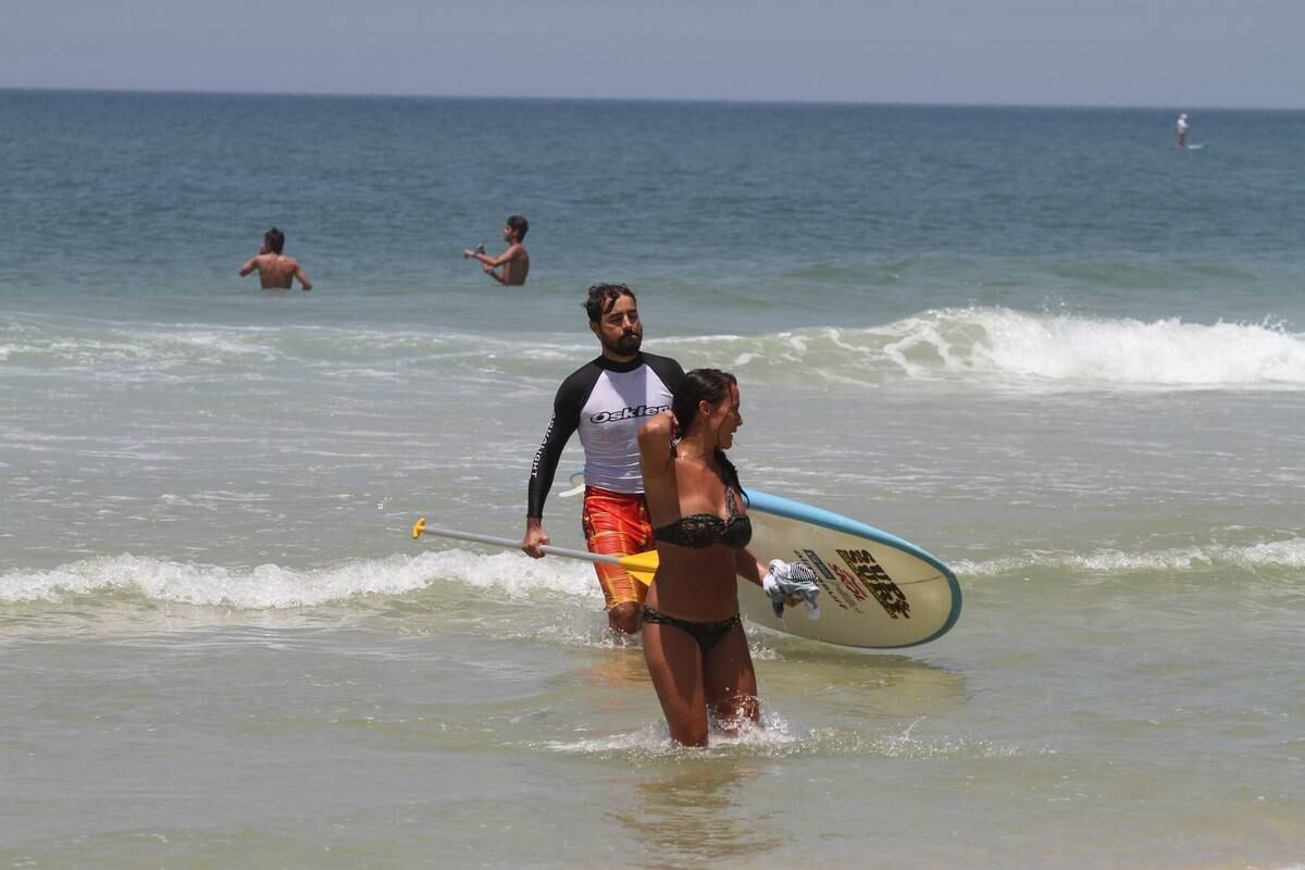 Bruno Gagliasso e Ricardo Pereira praticam stand up paddle na praia da Barra da Tijuca, no Rio