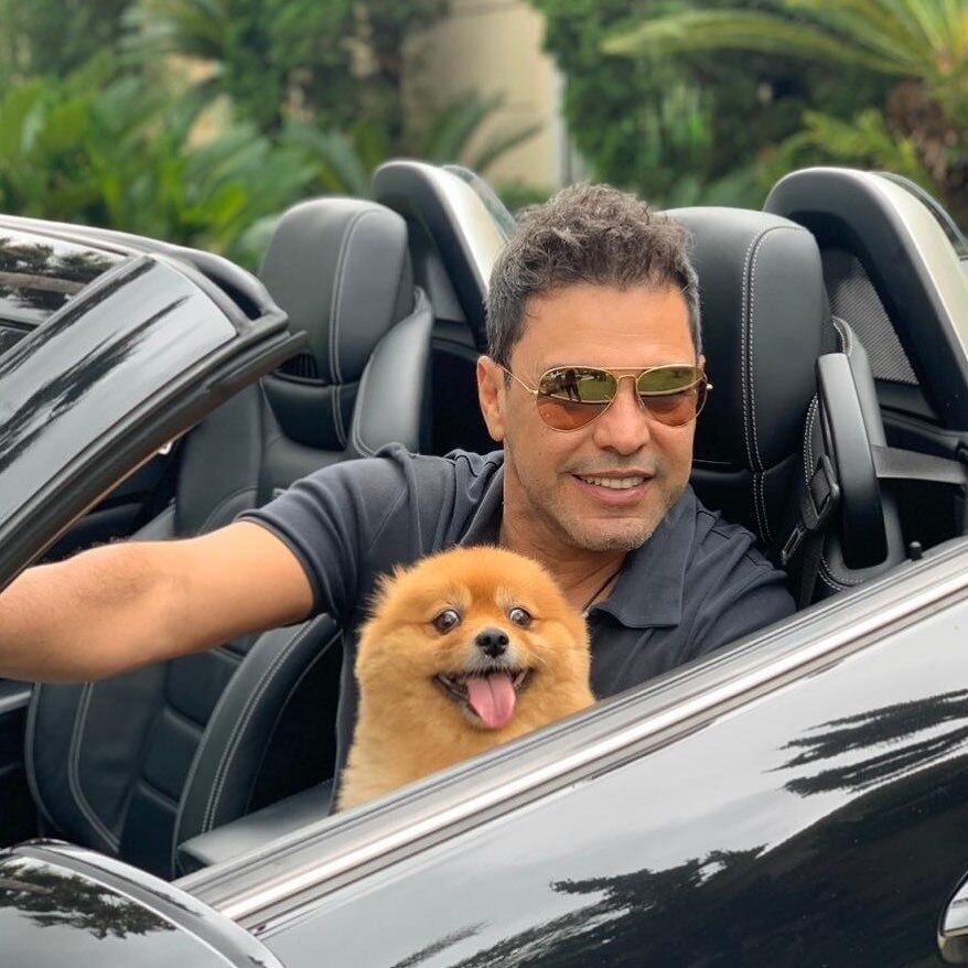 Em uma foto publicada dia 18 de setembro, Zezé posa com um dos cachorros de estimação dentro de um carro de luxo