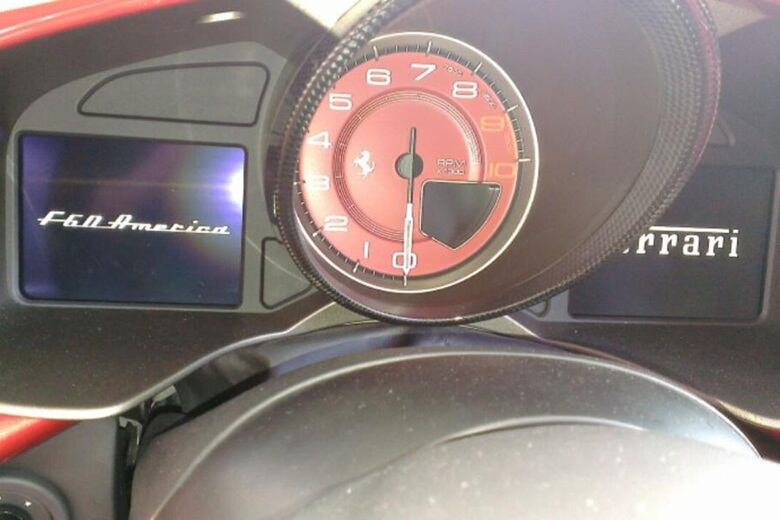 O banco do condutor é no formarto concha cor vermelha, enquanto que o do passageiro virá na cor preta

Veja mais imagens do Ferrari F60 america