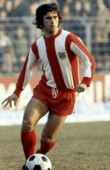 Um dos maiores jogadores portugueses de todos os tempos, Eusébio, o Pantera Negra, fez história no futebol. Levou Portugal a sua maior colocação na Copa do Mundo, o terceiro l