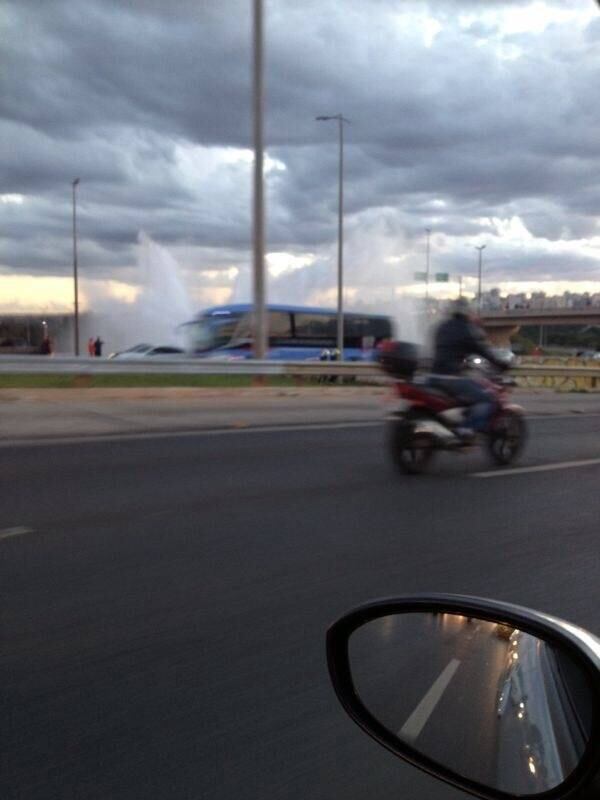 Adutora se rompeu na última quarta-feira (5), na EPTG. Estado de uma das vítimas é grave