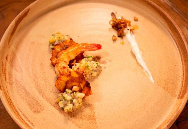 Em um Desafio de Eliminação, os participantes tinham que preparar dois pratos, um salgado e um doce com ingredientes limitados. O combinado de César se destacou com um patacón de banana verde com camarão, vinagrete de banana e sour cream como prato salgado