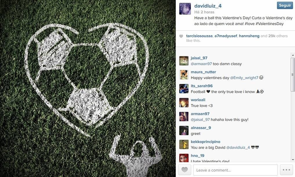 O zagueiro brasileiro do Chelsea e da seleção brasileira, David Luiz resolveu demonstrar sua paixão pela profissão. O jogador postou uma foto de um desenho de uma bola e de sua imagem na grama para demonstrar o amor pelo futebol