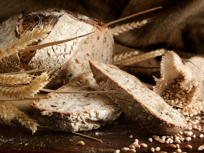 O glúten é uma
substância derivada do trigo?


Verdade. Trata-se de uma proteína que está presente em
alguns cereais, tais como o trigo, a aveia, a cevada e o malte. Assim, fazer
uma dieta que restringe essa substância é difícil e com custos elevados
