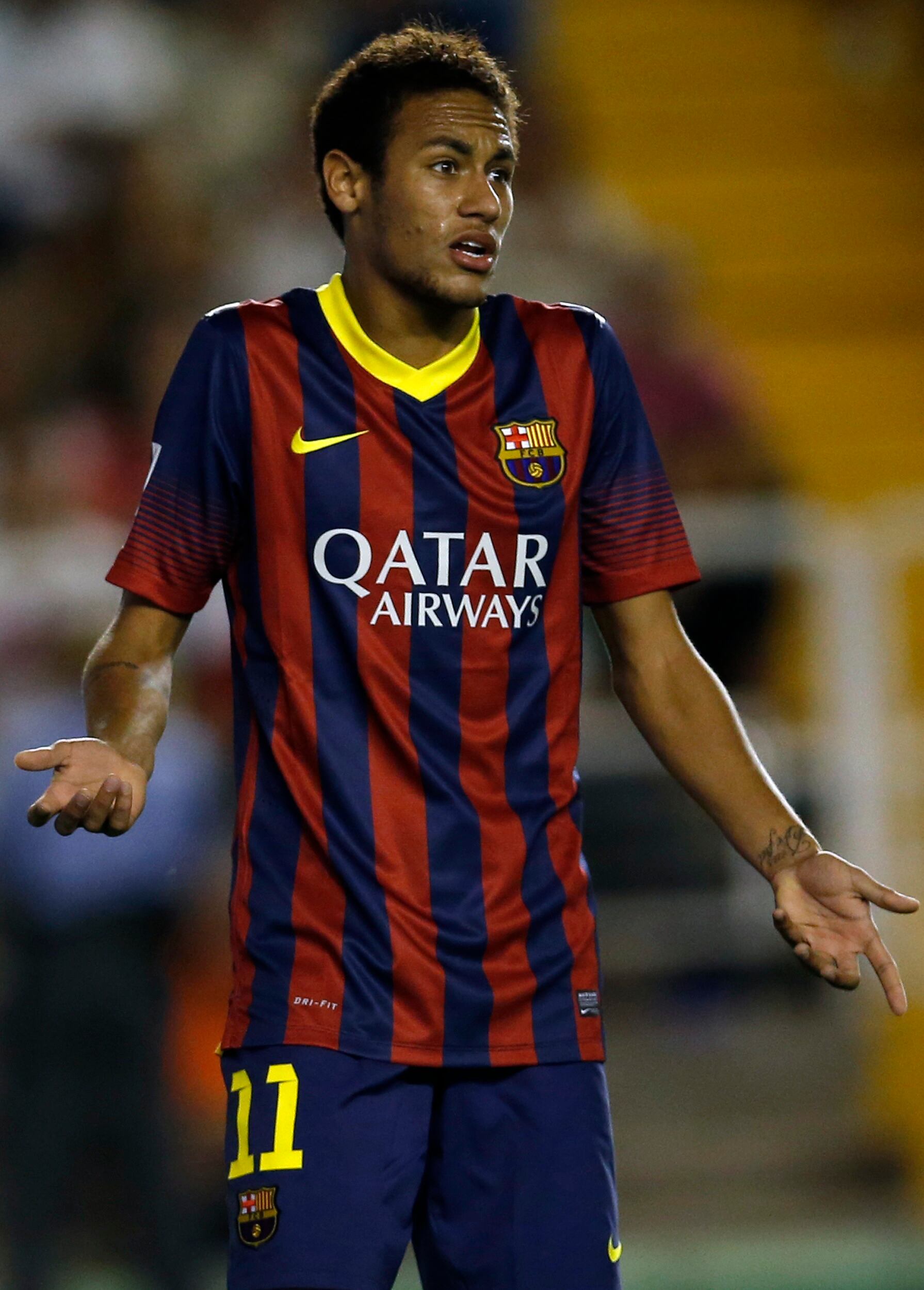 E foi isso que o Barcelona fez em 15 de novembro de 2011. Para
garantir o acerto, o clube orquestrou uma engenharia de contratos que acabou
levando todos aos bancos dos réus e demonstrou a falta de controle que pode
existir nas transferências de jogadores pelo mundo
