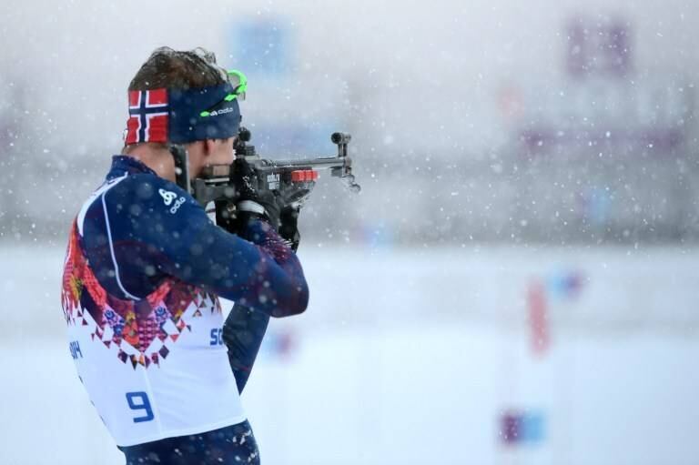 Um dos países com mais medalhas até o momento, a Noruega também é a terra do campeão do biatlo de saída em massa 15 km, Emil Hegle Svendsen. O nórdico fez exatamente o mesmo tempo do francês Martin Fourcade (42min29s1), mas subiu ao ponto mais alto do pódio porque o rival errou um tiro a mais. Leia mais