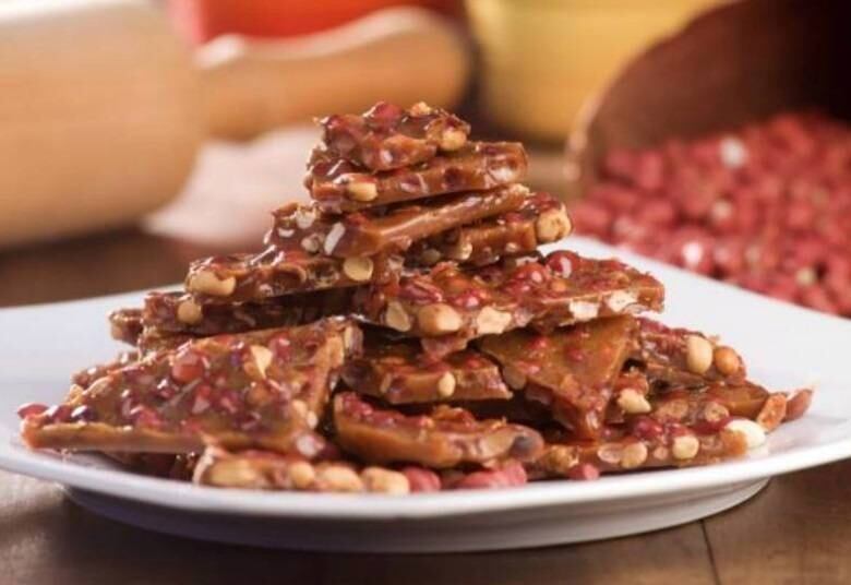 Pé-de-moleque
Muita gente discute a origem do nome, mas uma coisa é indiscutível: ele é delicioso! A simples combinação de açúcar derretido com amendoim resulta nesse doce que tem a cara do Brasil