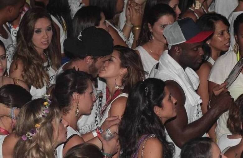 Ah, o Carnaval...Nesta época do ano, diversos casais se formam e, muitas vezes, duram somente o tempo de um beijo. Fernanda Paes Leme caiu na folia e pegou o administrador Diogo Canto
