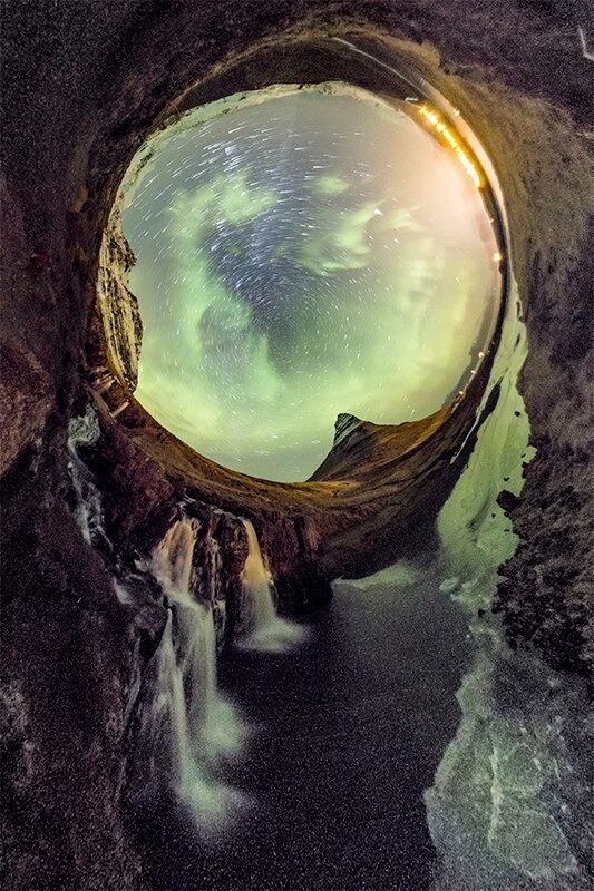 Em entrevista para o Daily Mail, Vincent explicou que precisou estudar conceitos de matemática e astronomia para conseguir retratar o mundo do jeito que queria