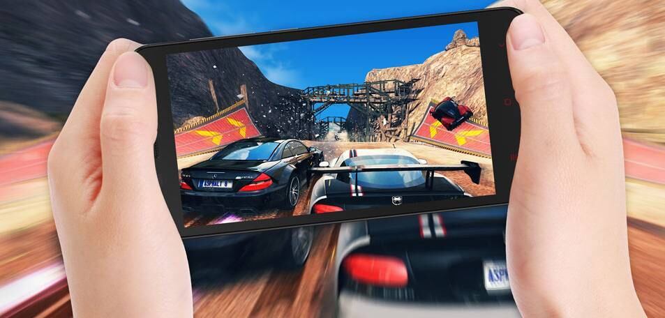 O celular conta com 1 GB de memória RAM e 8 GB de armazenamento - há ainda a possibilidade de acrescentar até 32 GB de memória ao celular, via microSD