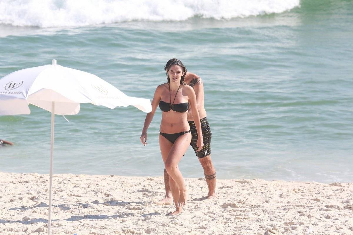 Rafa Brites e Felipe Andreoli curtem dia de sol em praia do Rio de Janeiro
