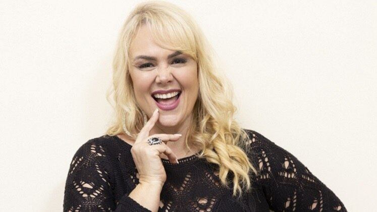 Ana Paula Almeida
Como era obrigada a seguir uma série de regras para ser paquita nos anos 1990, Ana Paula adotou uma forma de namoro pouco convencional na adolescência:
por cartas e quase sem beijos! Isso porque ninguém podia sequer desconfiar que a jovem estava envolvida em paqueras — algo totalmente proibido para as meninas que acompanhavam Xuxa nos palcos. Apaixonada por Rafael Ilha, na época líder da banda Polegar, a atriz
conseguiu apenas uma vez dar um beijo no amado, no escurinho do cinema e contou com a ajuda de uma amiga. Eita, sufoco!