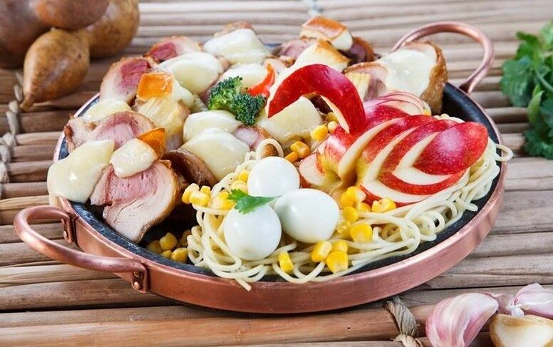 Bar Bambú
Prato - Galinha Tropical: sobrecoxa de frango desossada e recheada, montada com abacaxi e provolone.
Endereço: Rua Divisa Nova, 670 - Salgado Filho