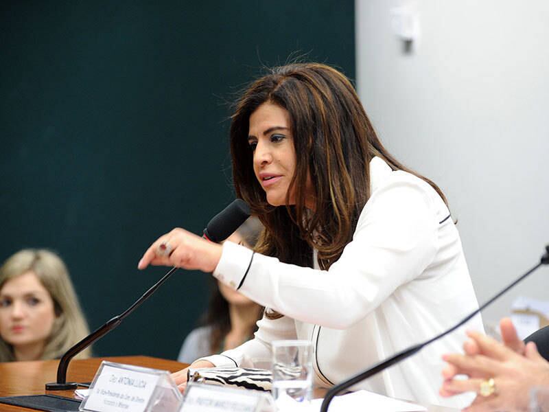 A iniciativa de acabar com o auxílio é da deputada Antônia Lúcia (PSC-AC), que defende, por meio da PEC 304/13, que o dinheiro seja oferecido à vítima do crime, ou à família, em caso de morte