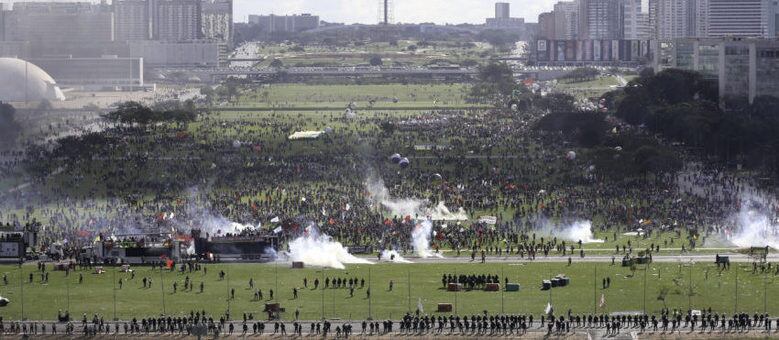 Esplanada dos Ministérios virou palco de confronto entre militares e manifestantes
