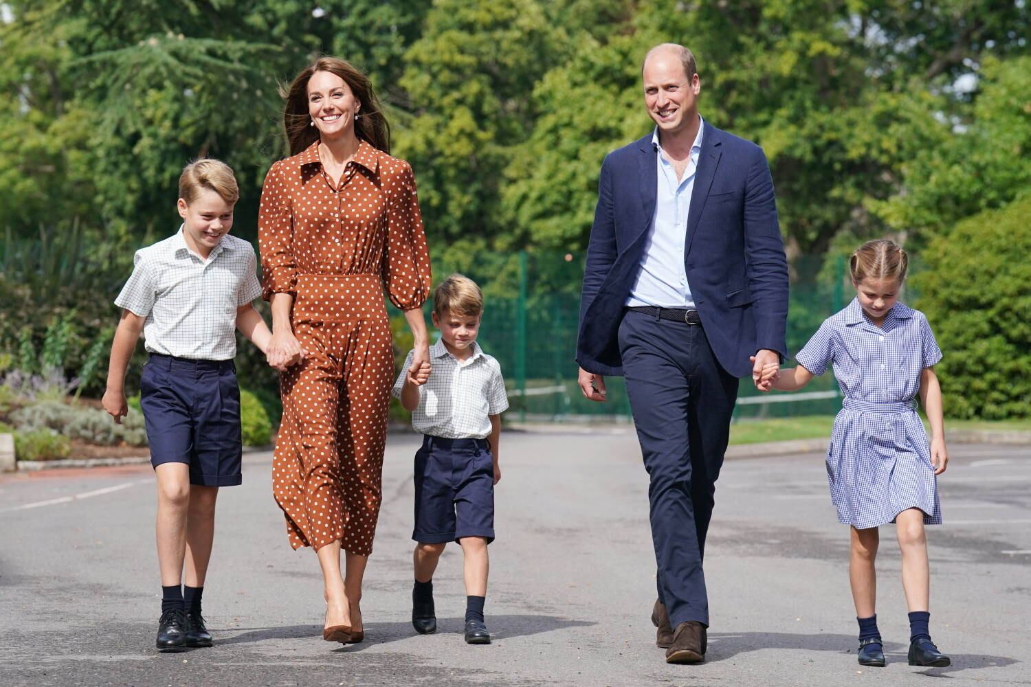 22 de julho de 2013: nascimento do príncipe George, primeiro filho de William e de Kate, bisneto da rainha, que já tem três gerações de herdeiros diretos ao trono. O casal teve Charlotte em 2015 e Louis em 2018.
