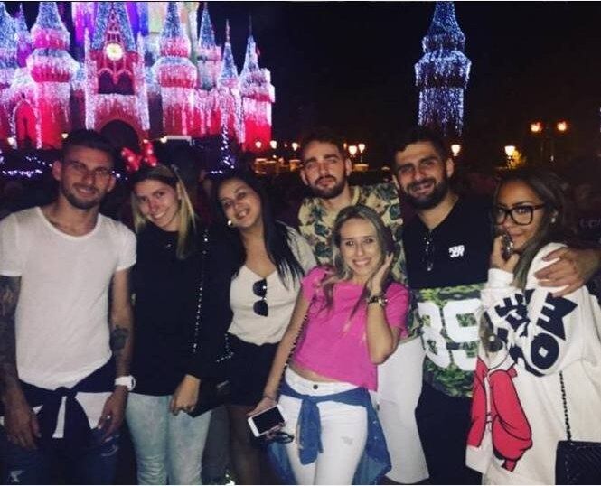 Na companhia de amigos, tiraram fotos juntos, mas nunca um ao lado do outro. A ideia era não revelar o relacionamento