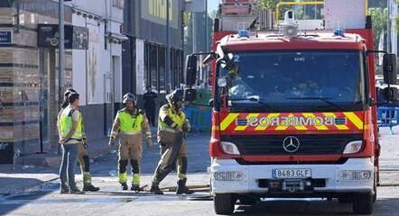 Bombeiros procuram por pessoas desaparecidas