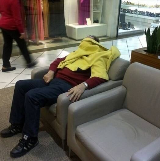 Na próxima vez que esse cara voltar a um shopping com a
mulher vai levar os travesseiros e o cobertor