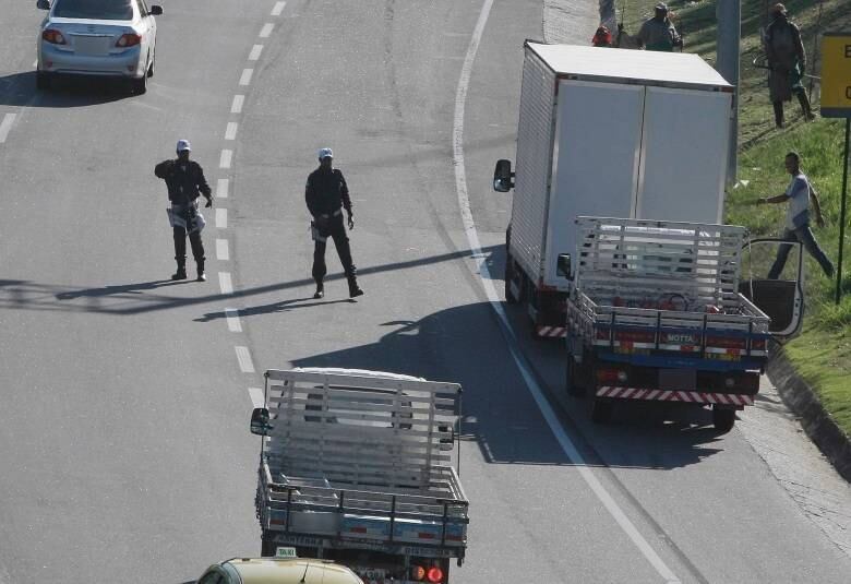 Caminhões foram abordados pelos policiais militares