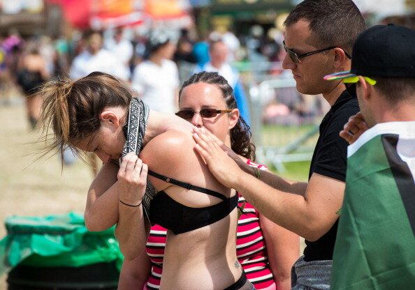 Abuse e use do protetor solar 
"Mas protetor solar não é só para quando se vai à praia?" Não! Pode ser chato de passar na pele, mas o protetor solar é parte fundamental para quem quer aproveitar o festival sem ficar ardido no dia seguinte. Se fizer muito sol, reserve alguns minutinhos para proteger a pele da exposição e se jogue na música 
