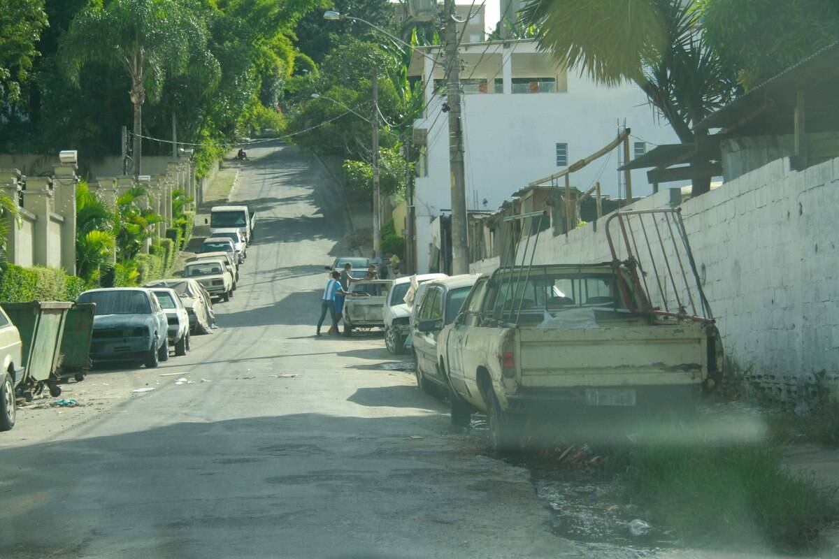 O Morumbi registra cerca de dez
assaltos todos os dias, há dois anos. O número de estupros aumentou em 2015:
passando de 12 para 19 de janeiro a setembro, se comparado a 2014.



Após uma série de arrastões, a
Secretaria de Segurança Pública reforçou o policiamento da área: dois pelotões
da Ronda Ostensiva Tobias de Aguiar e um pelotão da Ronda Ostensiva com Apoio
de Motocicletas, além de reforço de equipes do Grupo de Operações Especiais e
do Grupo Armado de Repressão a Roubos e Assaltos

Experimente: todos os programas da Record na íntegra no R7 Play
