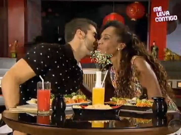 No final do jantar, o rapaz presenteou Tainara com uma flor que ela adora, uma rosa vermelha

+ Vídeo: Jorginho e Tainara se reencontram e curtem um dia romântico

+ Siga o Me Leva Contigo no Twitter

+ Curta o Me Leva Contigo no Facebook
