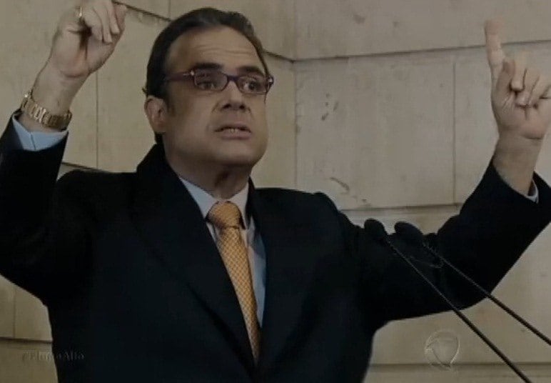 Papudo
faz novo discurso contra Guido Flores, desta vez com as acusações fornecidas
por João Titino

+ Paula vai para cama com Guido Flores
