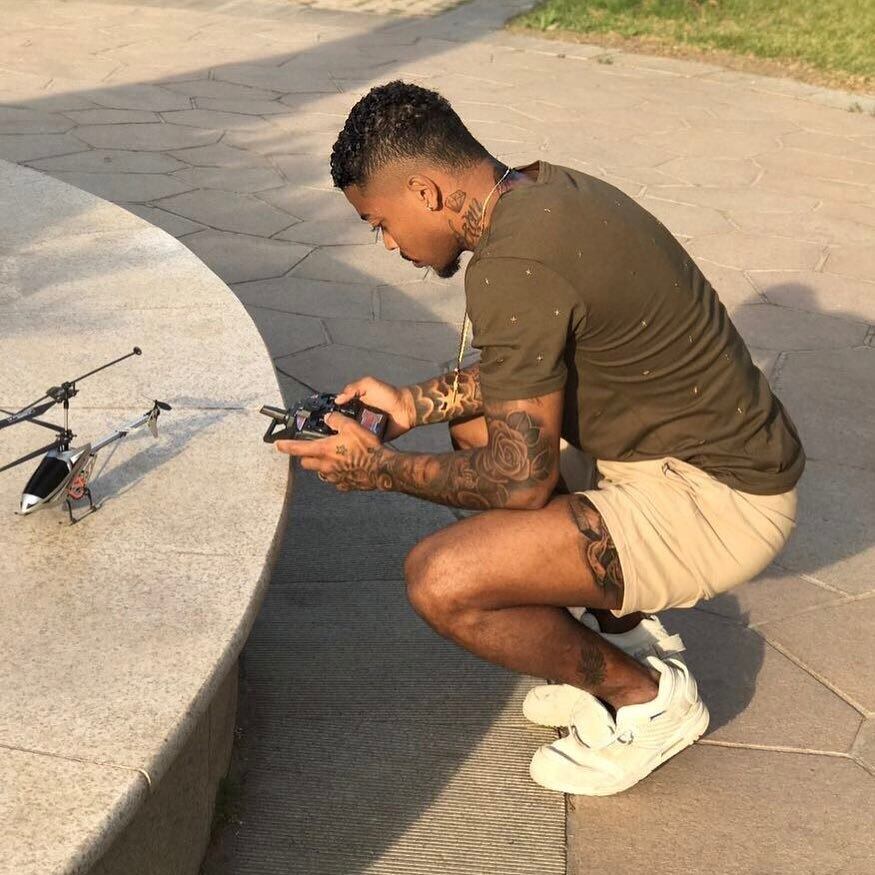 Um dos hobbies de Marinho no país oriental é brincar com helicóptero de controle remoto