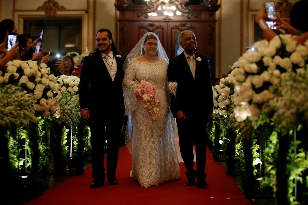 Gilberto Gil também passou grande parte da celebração com os olhos marejados, mostrando que ficou feliz e sensibilizado com o matrimônio de Preta, o primeiro da família a ser realizado na Igreja