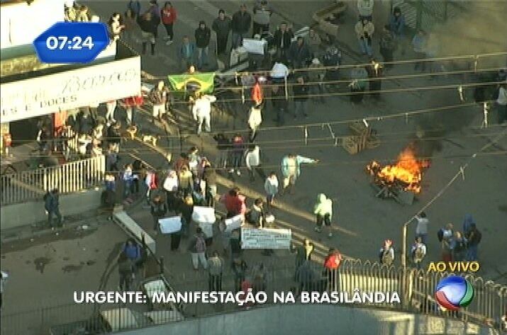 Moradores colocaram fogo em objetos para bloquear a via