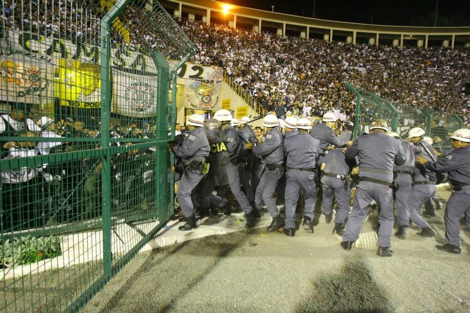 Um dos momentos mais tensos da Libertadores foi a derrota corintiana diante do River Plate, em 2006, no Pacaembu. Os 3 a 1 aplicados pelo time argentino fizeram a torcida alvinegra iniciar uma confusão generalizada e entrar em confronto com a polícia, protagonizando cenas chocantes. Na época, o Timão ainda não havia vencido nenhuma vez a Libertadores