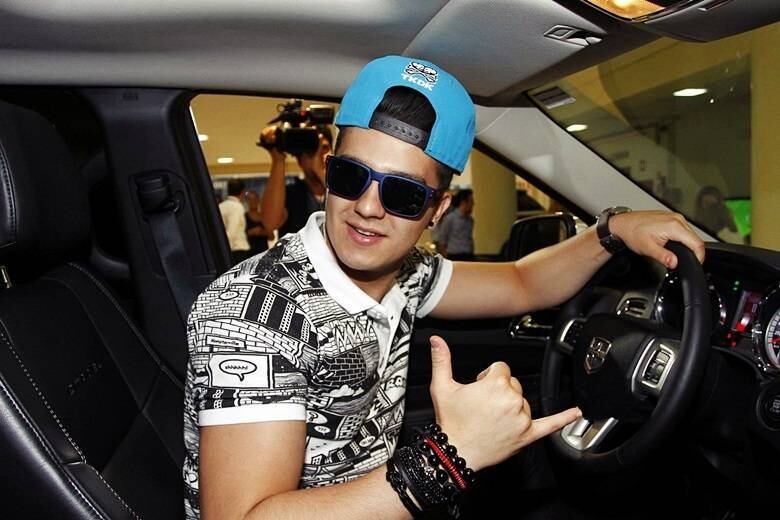 Luan Santana na retirada de seu jipão urbano Dodge Durango

Saiba tudo sobre carros! Acesse R7.com/carros
E confira os melhores preços de novos e usados em r7.icarros.com.br
