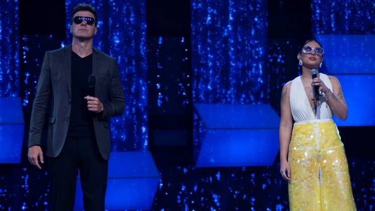 Quando a participante Gabriela entrou no palco cheia de estilo, Rodrigo Faro não pode deixar de copiá-la e colocou um óculos de Sol