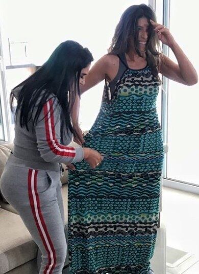 Flávia Monzano pesava 104 kg e em um ano conseguiu eliminar 40kg! Durante a entrevista para o quadro Fabíola Gadelha Mostra Tudo, exibido no SP no Ar, de segunda a sexta-feira, a partir das 7h, na tela da Record TV, ela experimenta o vestido que usava e observa: "Eu guardo para não esquecer do meu passado".