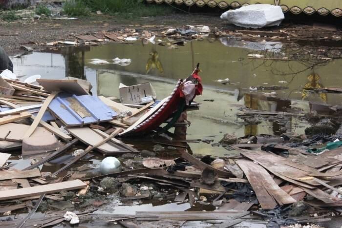 Lixo e água parada são vistos na Zona Norte de São Paulo (SP), cenário propício para proliferação do mosquito da dengue, nesta quinta-feira (17)