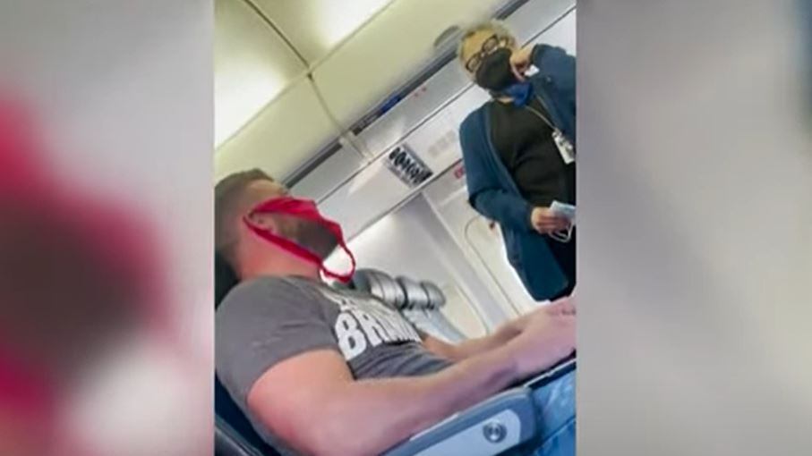 Passageiro com calcinha no rosto é informado que deveria deixar avião na Flórida