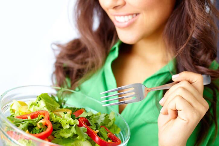 Tire um tempo para fazer as refeições devagar 

Este é um dos melhores hábitos para emagrecer. Saboreie cada mordida e torne a refeição prazerosa. Quando você devora a comida com pressa, seu estômago não tem tempo para dizer ao cérebro que está cheio. Isso leva a excessos
