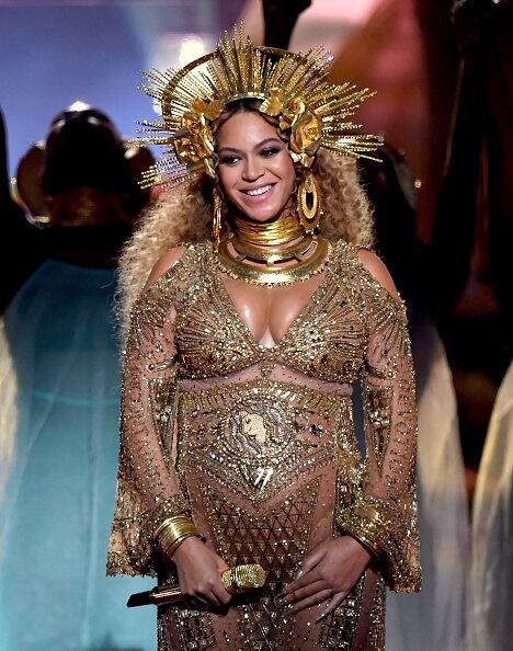 Beyoncé se apresentou neste domingo (12), na 59ª edição do Grammy
