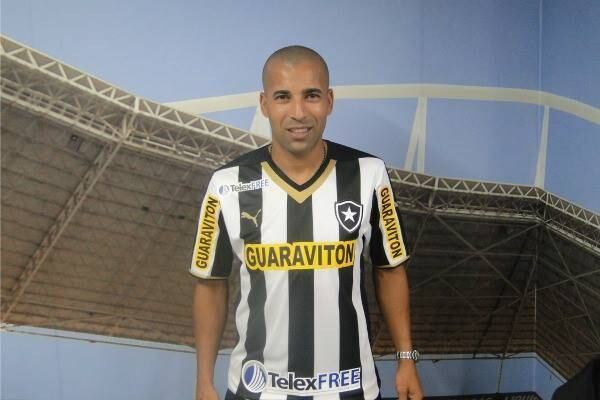 O jogador, porém,
poupou a diretoria, em
entrevistas ao programa Esporte Espetacular, da TV Globo, e à Rádio Mix. “A direção foi perfeita,
profissional, amiga e, nos momentos em que mais precisei, eles estavam
presentes. Mas acho que tem que ter honestidade de chegar, falar com a pessoa,
ser claro. Seria chegar e ter uma conversa franca: não quero, passou e me
emprestar para um clube. Sou adulto, estou nessa há muito tempo. Faltou isso
para ele. É um cara que eu não quero trabalhar nunca mais, não agrega nada”,
afirmou.