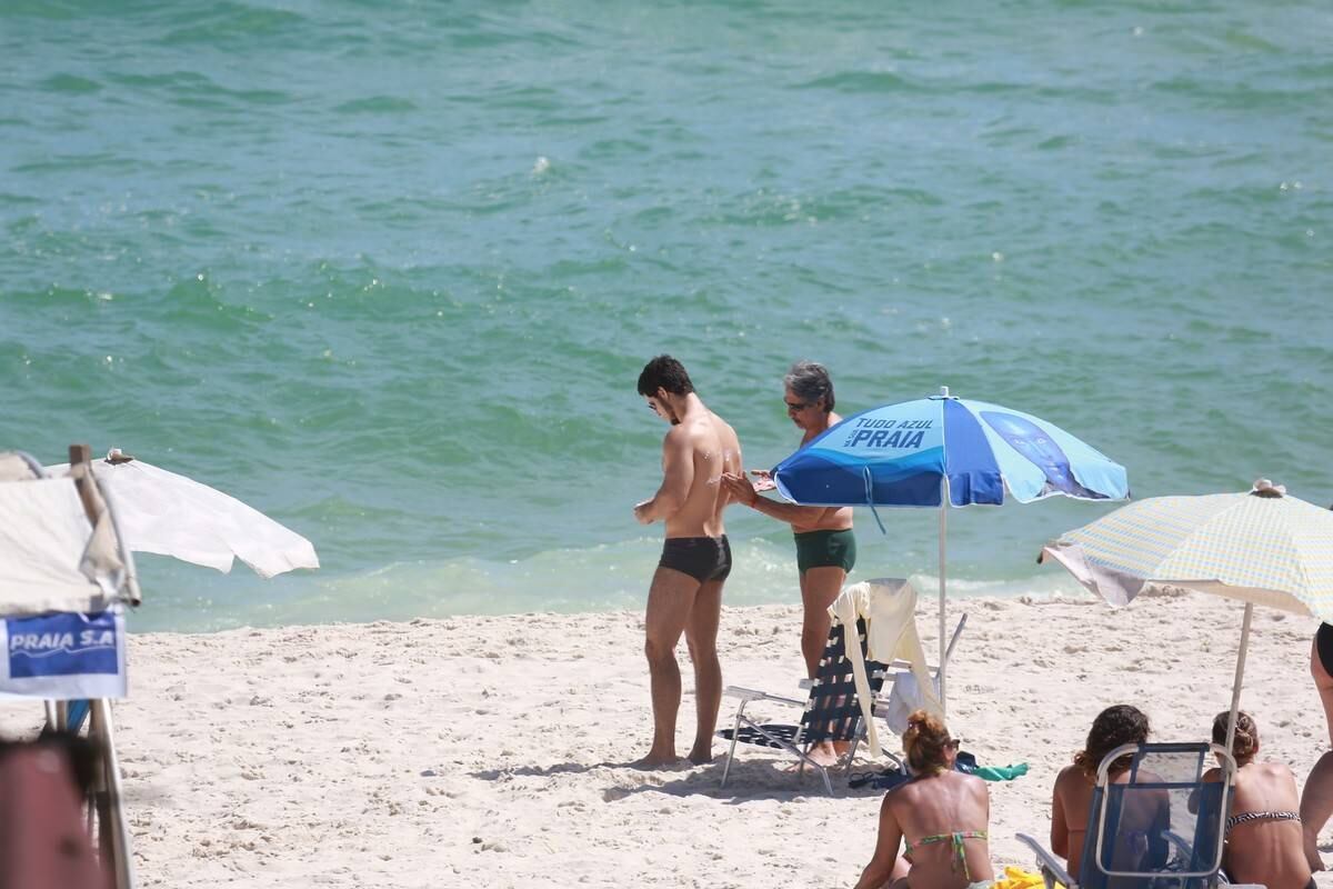 Emiliano D'Avila mostra atributos físicos em dia de praia no Rio