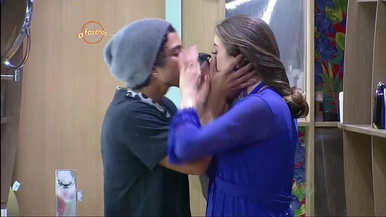 Mesmo com a reprovação da confinada, o peão não
desistiu e tentou roubar um beijo da colega, que se defendeu e colocou as mãos
em frente à sua boca. A tentativa do jogador não foi bem sucedida 

+ Em atividade, peões comentam momentos marcantes de cada uma das semanas de confinamento
+ Turma do Ronco: Peões descansam durante a tarde do último sábado de A Fazenda 8
+ Douglas, Rayanne e Ana Paula cantam músicas de Latino e peão enfatiza: “Quem planta sacanagem colhe solidão”


