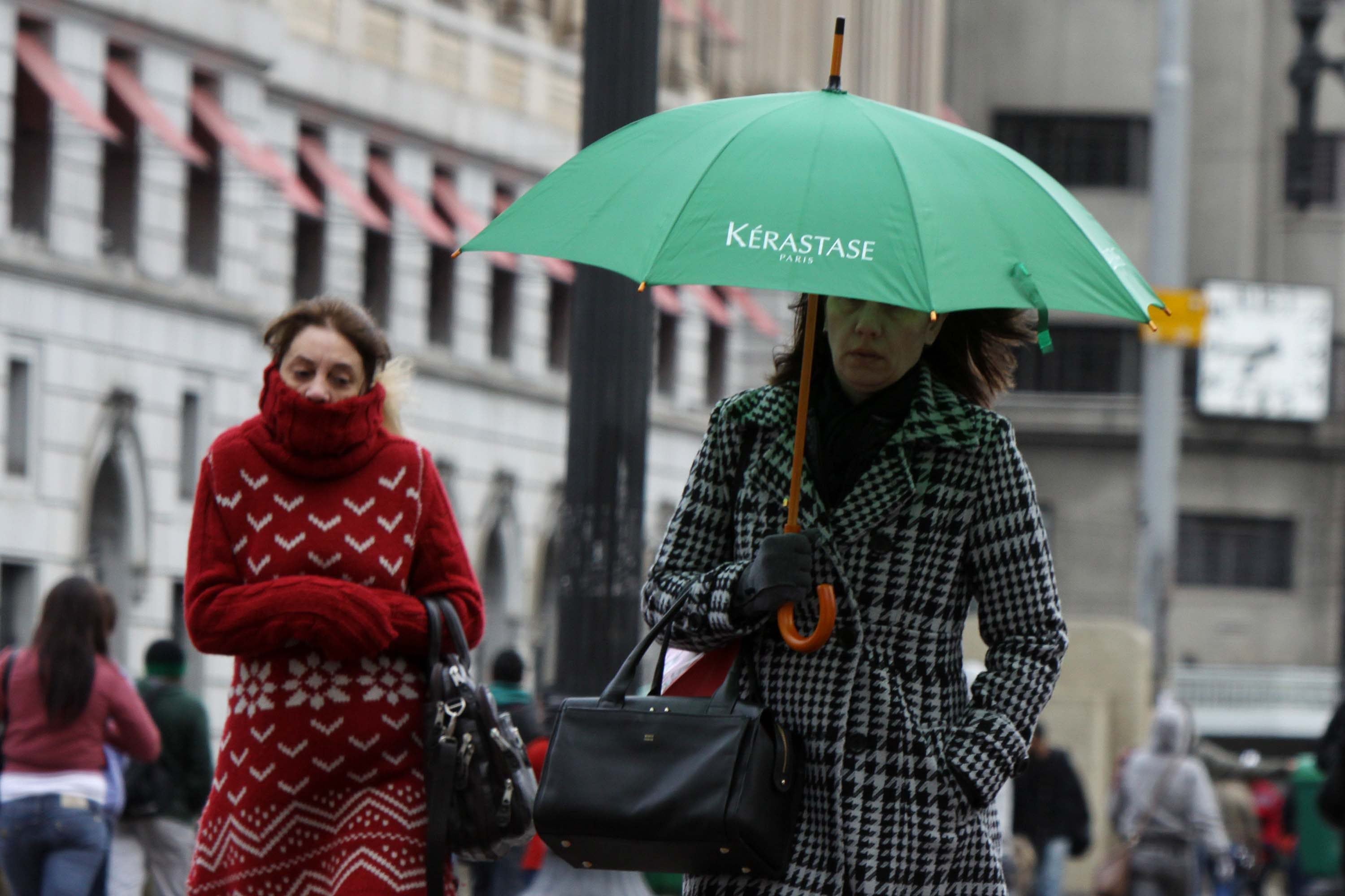 Paulistanos enfrentam forte frio na manhã desta quinta-feira (15), no viaduto do Chá, no centro de São Paulo