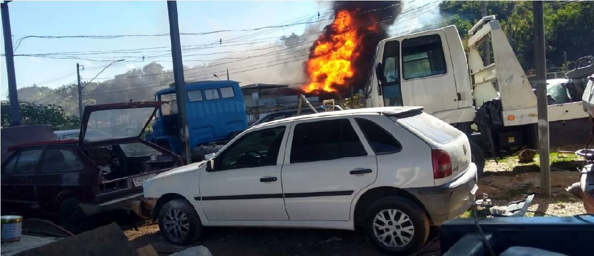 Caminhão com combustível estaria dentro do galpão