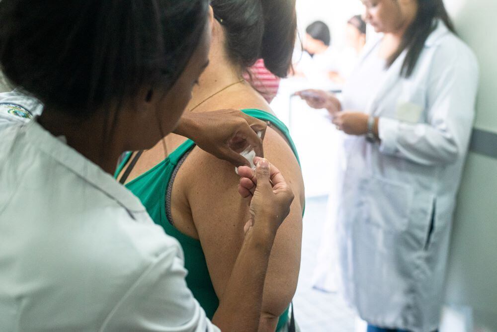 Começou nesta terça feira (25) na cidade de Duque de Caxias, na Baixada Fluminense, a Semana da Saúde. O evento é promovido pela Secretaria de Estado de Saúde em parceria com a prefeitura do município que acontece na Praça do Pacificador. Serão três dias de atendimento, das 8h às 16h, a população terá acesso gratuito à marcação de exames como mamografia e preventivo, avaliação clínica, vacinação contra Covid e gripe, orientação nutricional, teste de glicemia, aferição de pressão, corte de cabelo